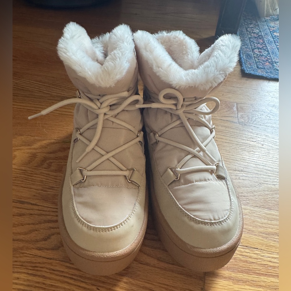 Old Navy Cream Faux Fur Lined Lace Up Winter Boots Womens Size 8